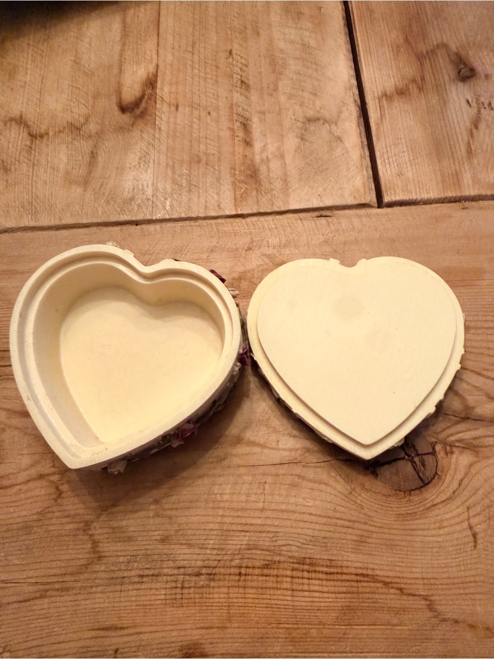 Vintage Dezine Heart-Shaped Floral Trinket Box Cream Pink Roses Hand Painted - Picture 9 of 16